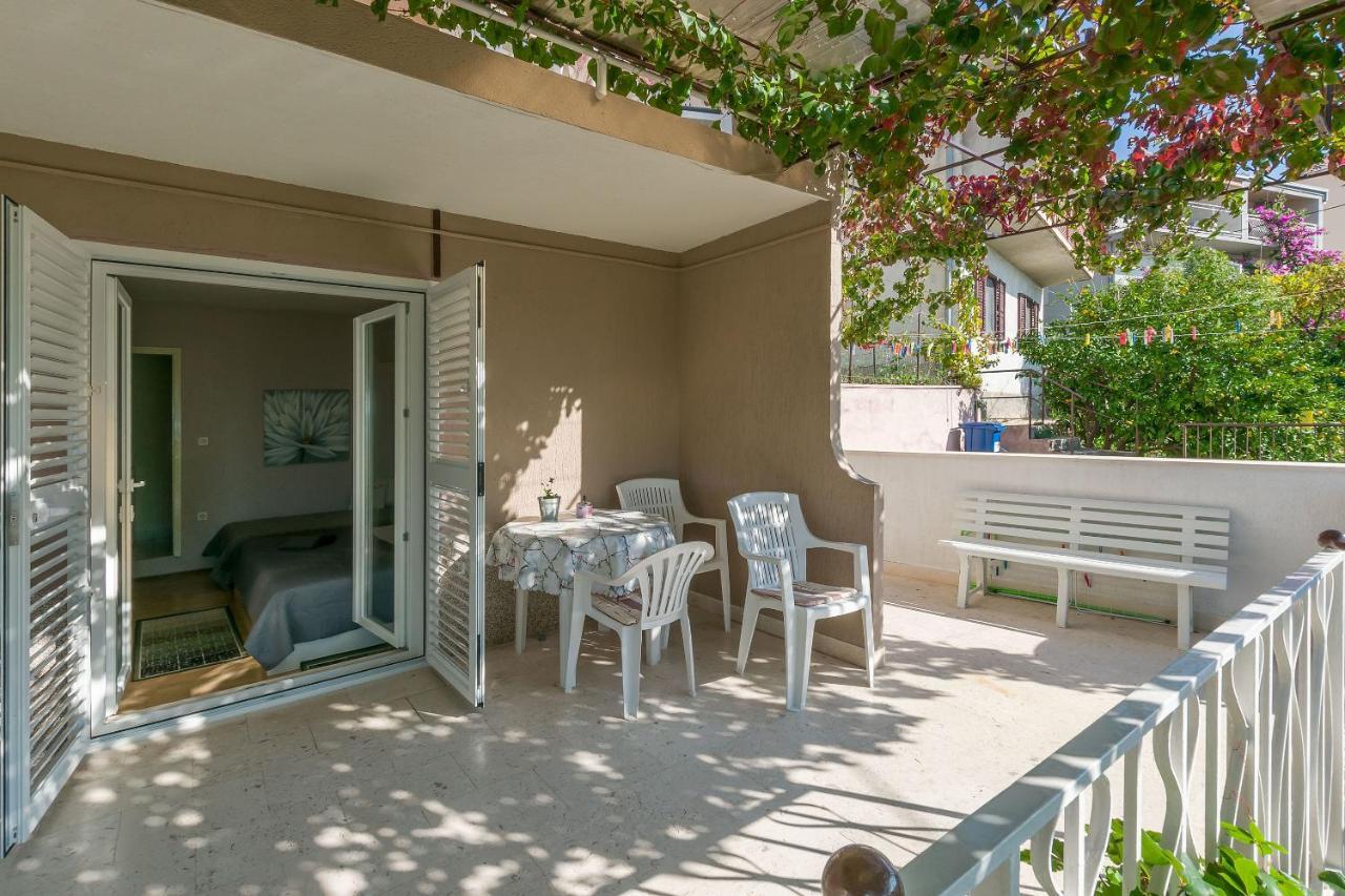 Apartment And Rooms Tatjana Омиш Экстерьер фото
